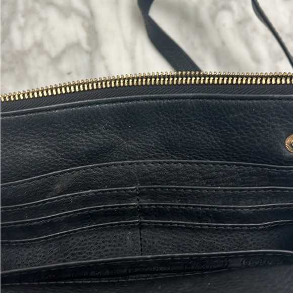 Micheal Kors black and gold crossbody bag - Picture 3 of 5